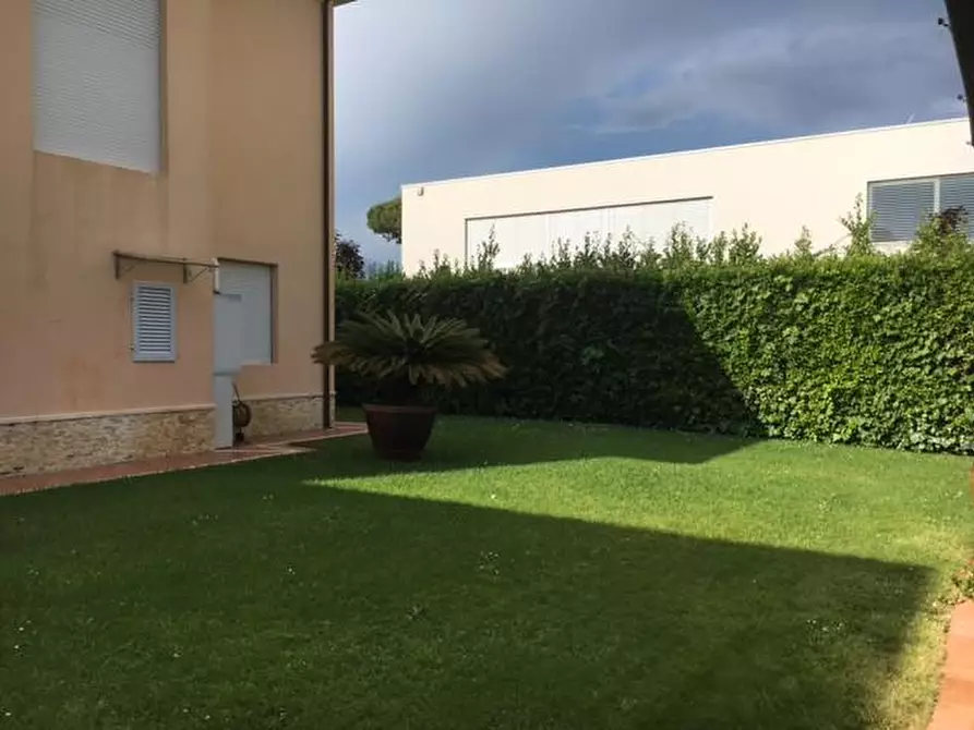 Immagine 37 di Villa in vendita  a Camaiore