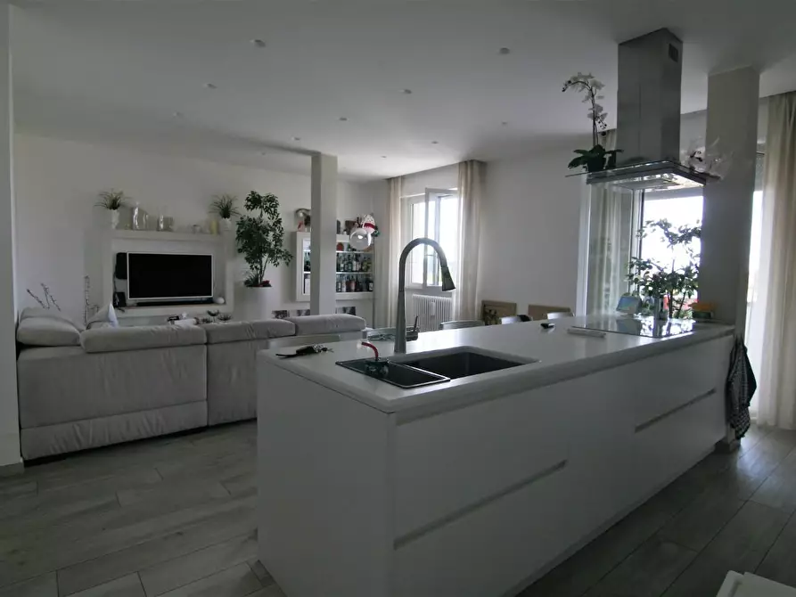 Immagine 2 di Mansarda in vendita  a Carrara