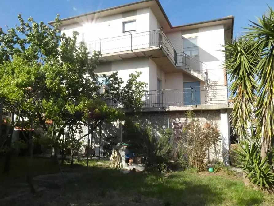 Immagine 1 di Casa trifamiliare in vendita  a Rosignano Marittimo