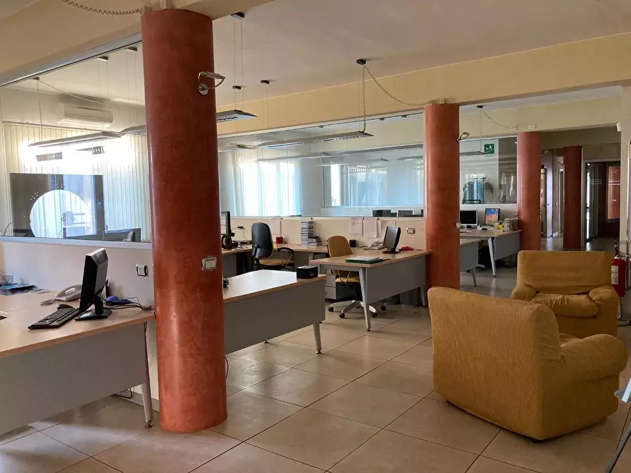 Immagine 11 di Ufficio in vendita  a Cascina