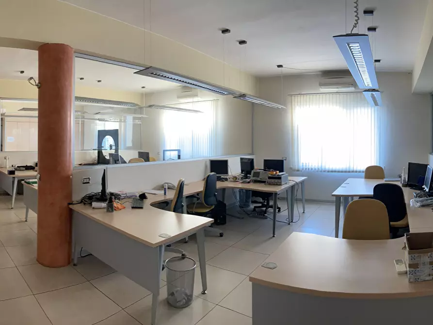 Immagine 6 di Ufficio in vendita  a Cascina