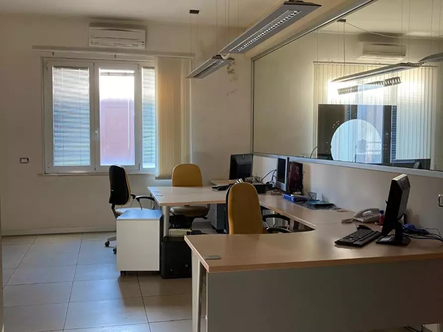 Immagine 4 di Ufficio in vendita  a Cascina