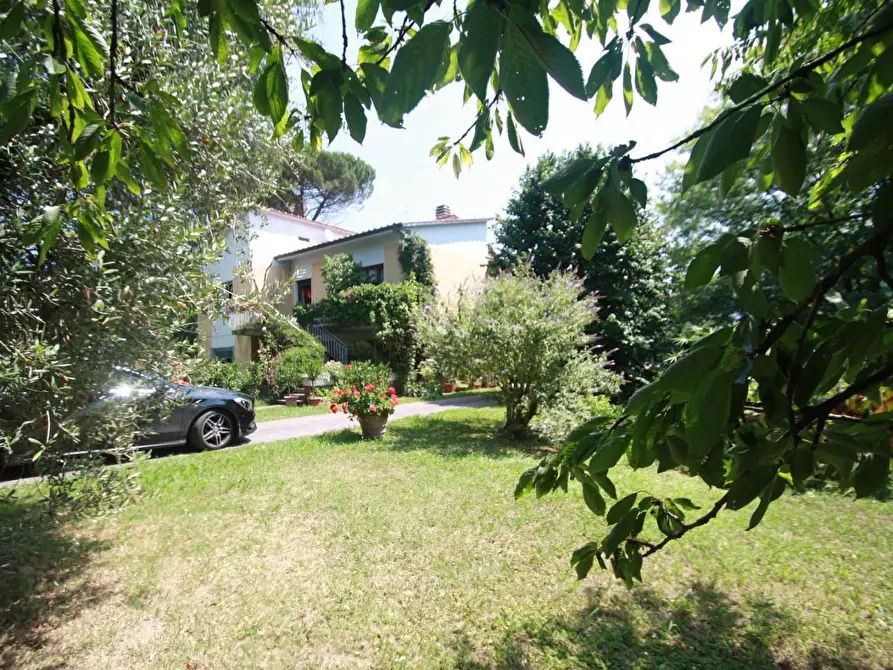 Immagine 5 di Villa in vendita  a Lucca