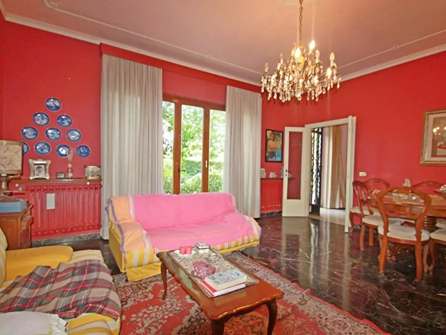 Immagine 8 di Villa in vendita  a Lucca