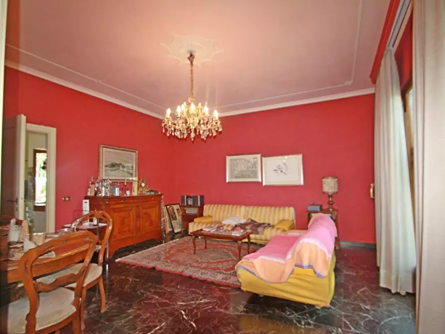 Immagine 9 di Villa in vendita  a Lucca