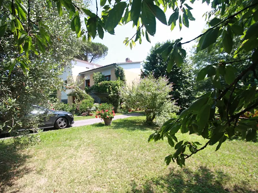 Immagine 4 di Villa in vendita  a Lucca
