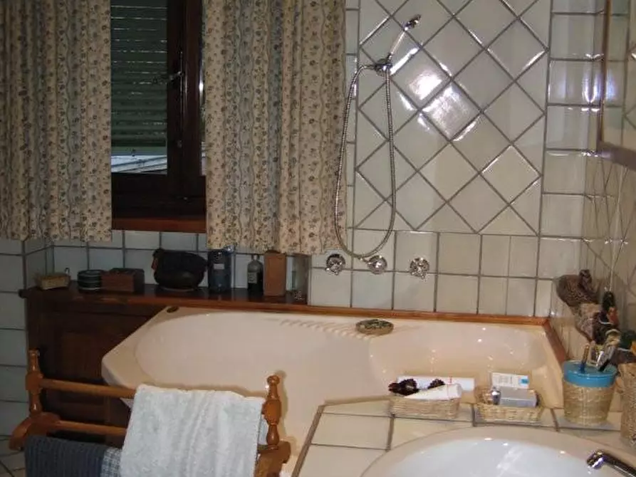 Immagine 11 di Villa in vendita  a Lucca