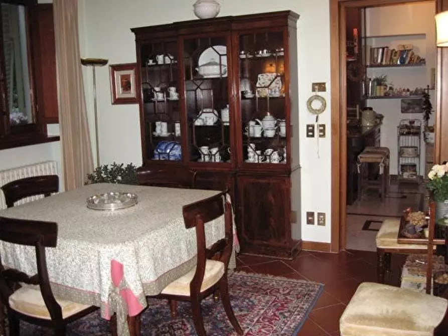Immagine 3 di Villa in vendita  a Lucca