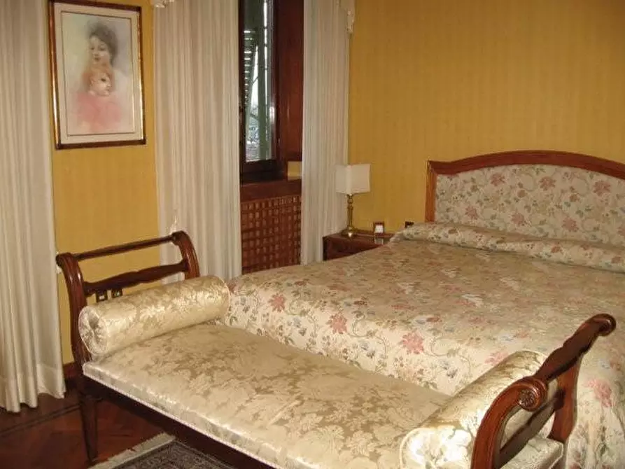 Immagine 10 di Villa in vendita  a Lucca