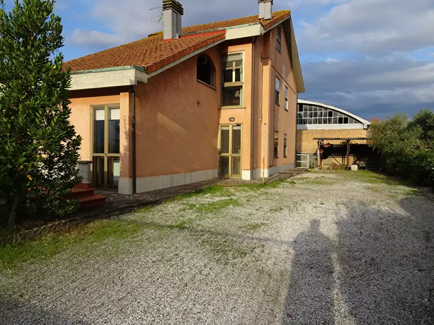 Immagine 1 di Villa in vendita  a Pontedera