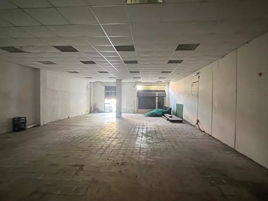 Immagine 2 di Capannone industriale in vendita  a Massa