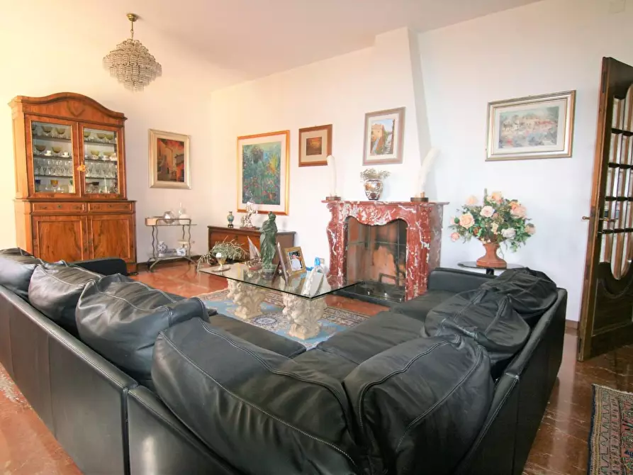 Immagine 8 di Villa in vendita  a Castelnuovo Magra