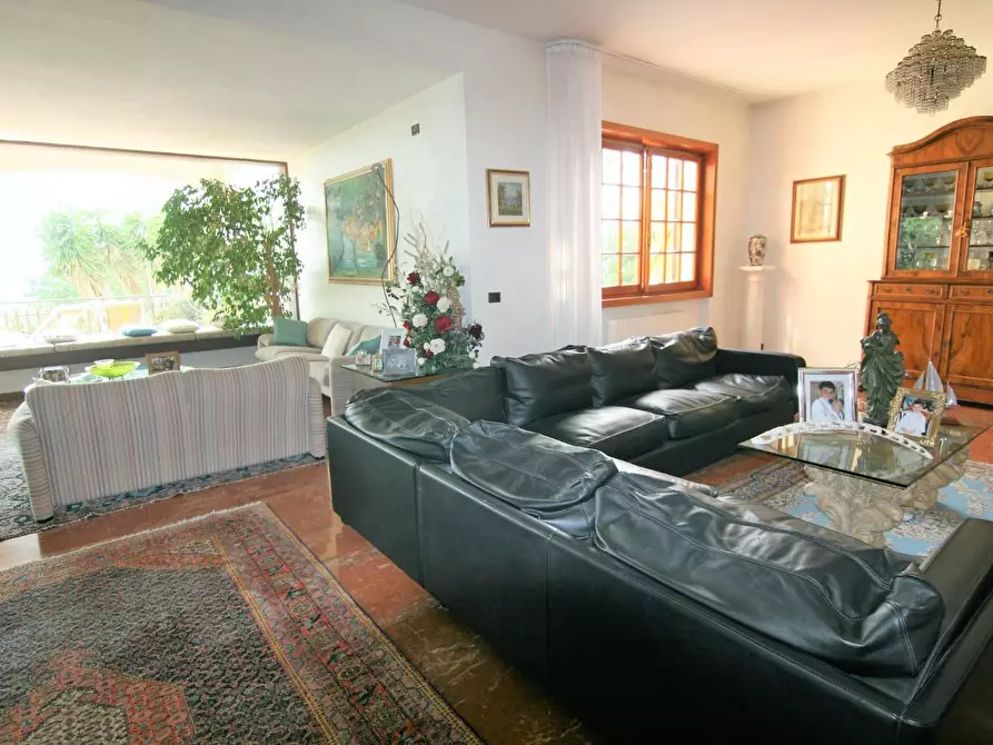 Immagine 9 di Villa in vendita  a Castelnuovo Magra