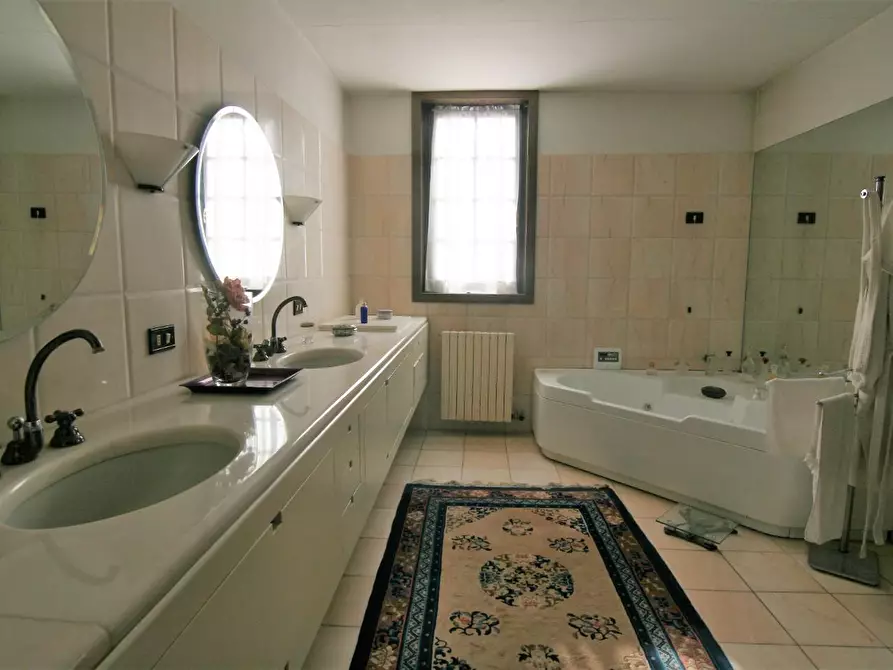 Immagine 36 di Villa in vendita  a Castelnuovo Magra