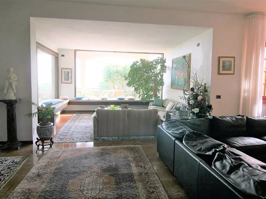 Immagine 2 di Villa in vendita  a Castelnuovo Magra