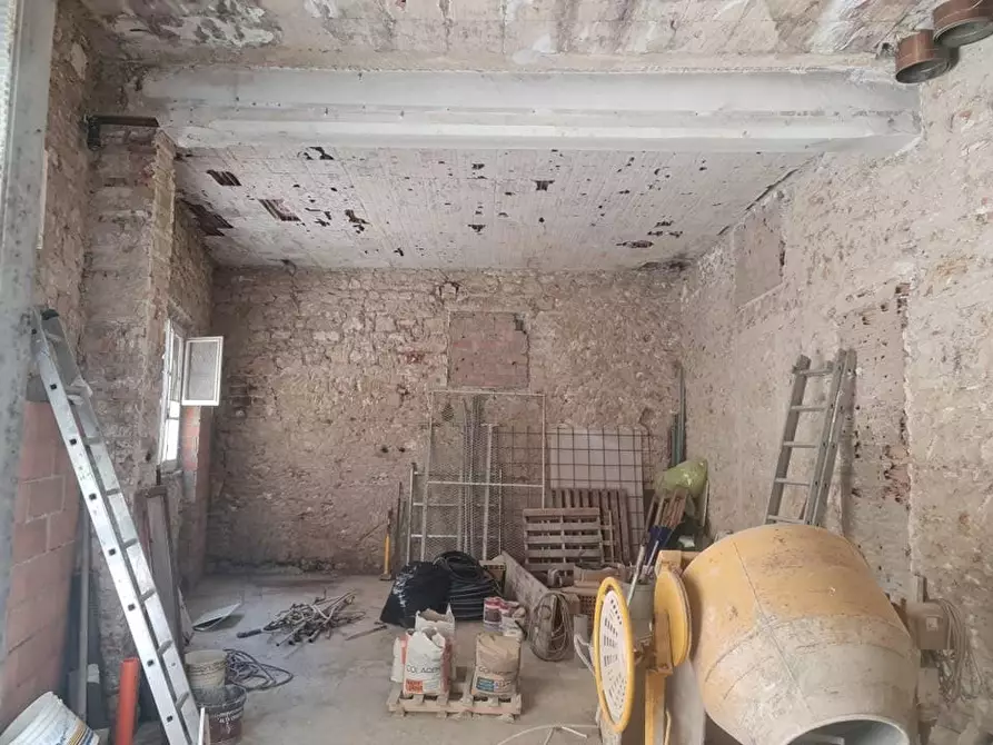 Immagine 4 di Locale commerciale in affitto  a Colle Di Val D'elsa