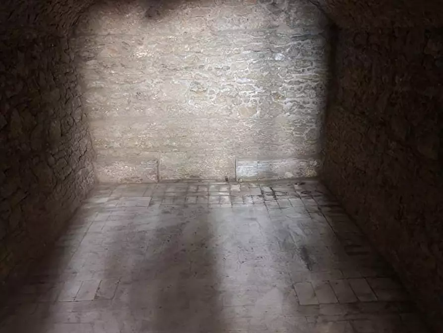 Immagine 6 di Locale commerciale in affitto  a Colle Di Val D'elsa