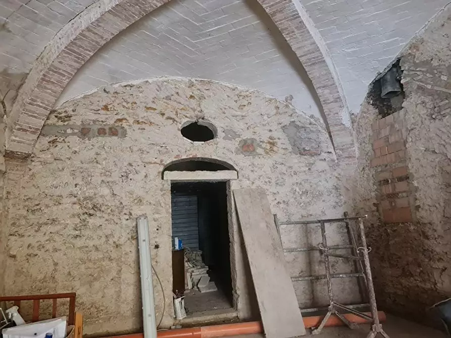 Immagine 2 di Locale commerciale in affitto  a Colle Di Val D'elsa