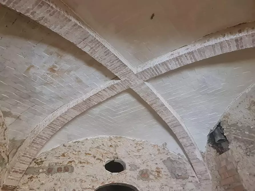 Immagine 7 di Locale commerciale in affitto  a Colle Di Val D'elsa