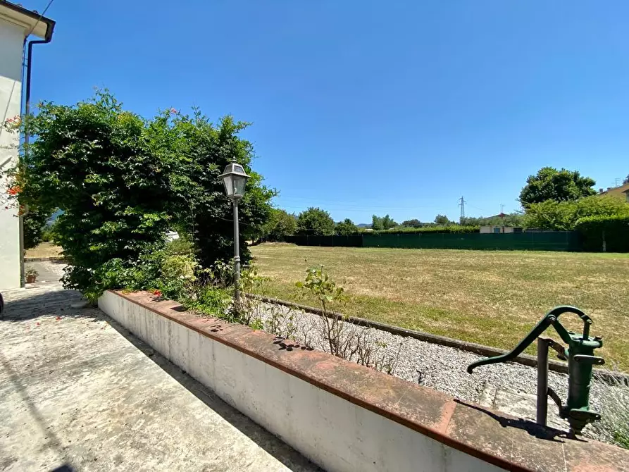 Immagine 2 di Villa in vendita  a Capannori
