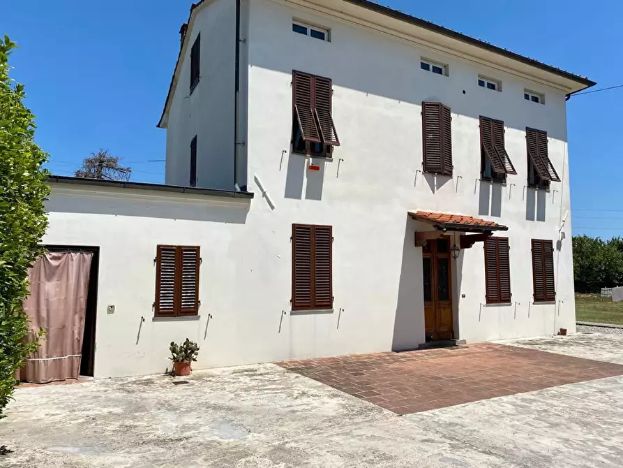 Immagine 1 di Villa in vendita  a Lucca