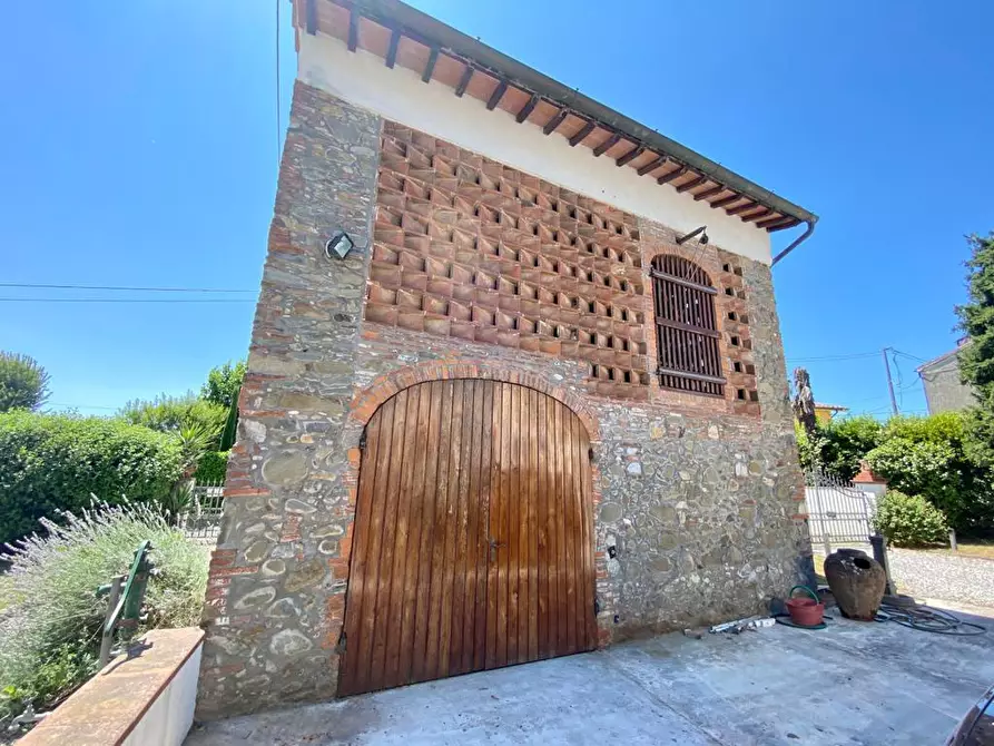 Immagine 4 di Villa in vendita  a Capannori