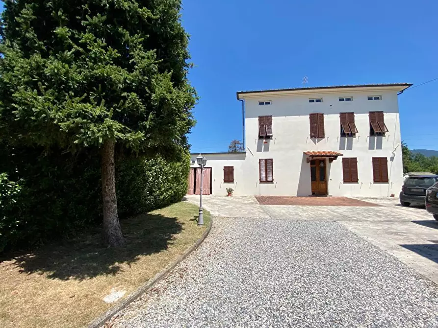 Immagine 3 di Villa in vendita  a Capannori