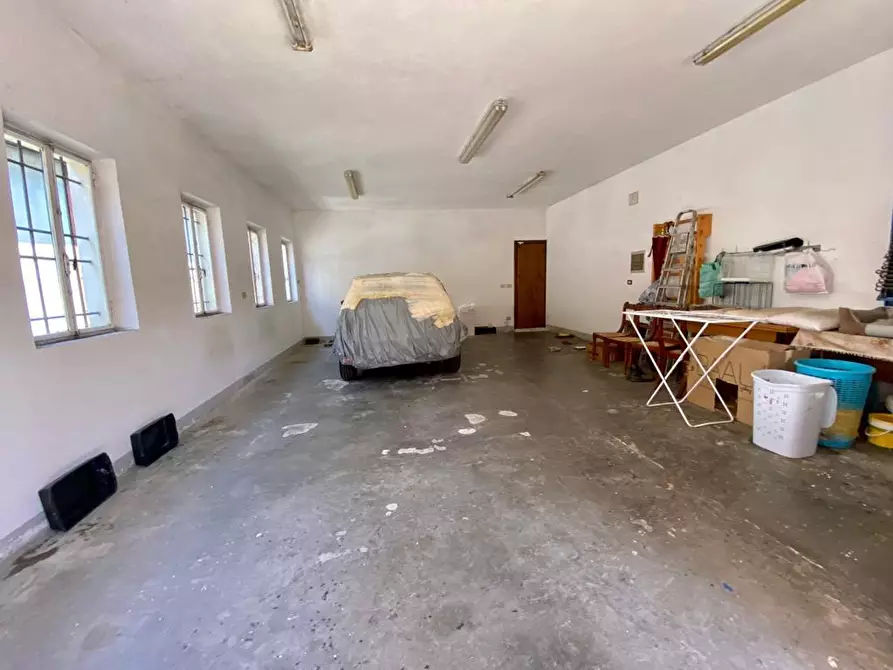 Immagine 38 di Villa in vendita  a Capannori