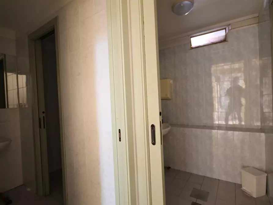 Immagine 10 di Negozio in affitto  a Capannori