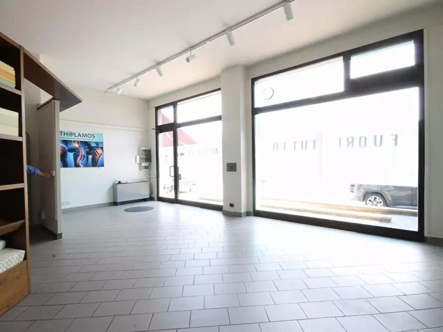 Immagine 3 di Negozio in affitto  a Capannori