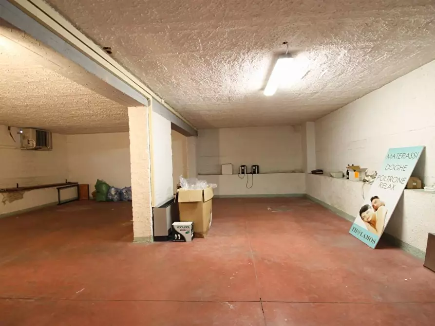 Immagine 8 di Negozio in affitto  a Capannori