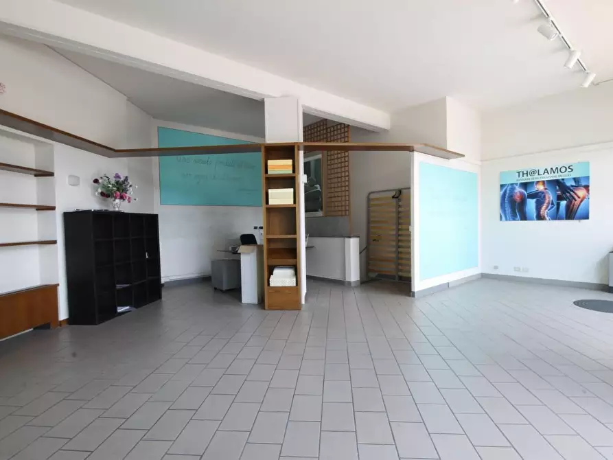 Immagine 2 di Negozio in affitto  a Capannori