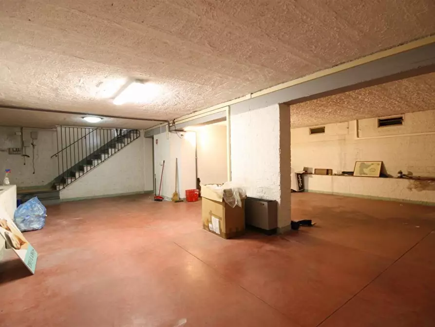 Immagine 9 di Negozio in affitto  a Capannori