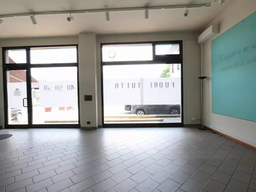 Immagine 4 di Negozio in affitto  a Capannori