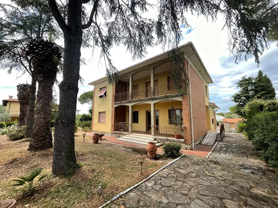 Immagine 1 di Villa in vendita  a Cecina