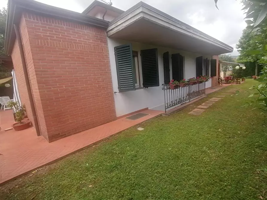 Immagine 2 di Villa in vendita  a Lucca