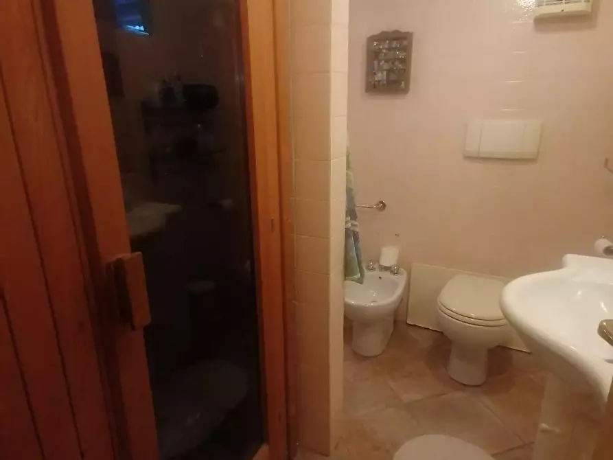 Immagine 7 di Villa in vendita  a Lucca