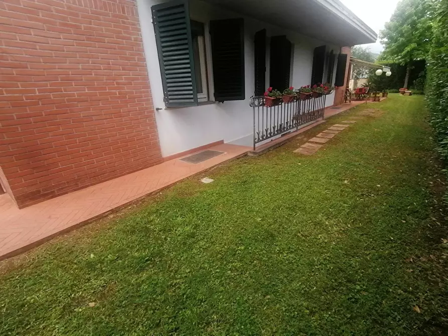 Immagine 3 di Villa in vendita  a Lucca