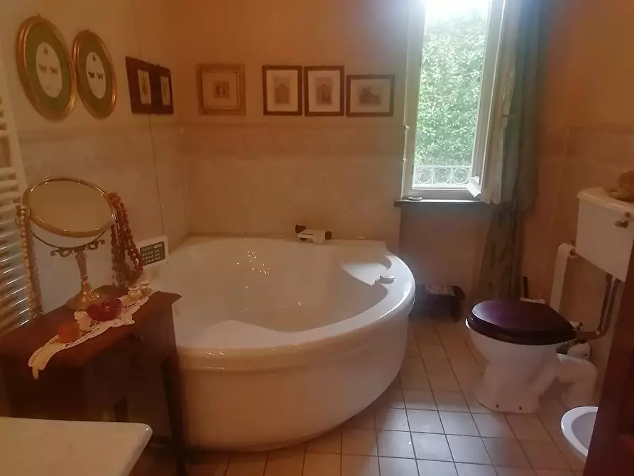 Immagine 34 di Villa in vendita  a Lucca