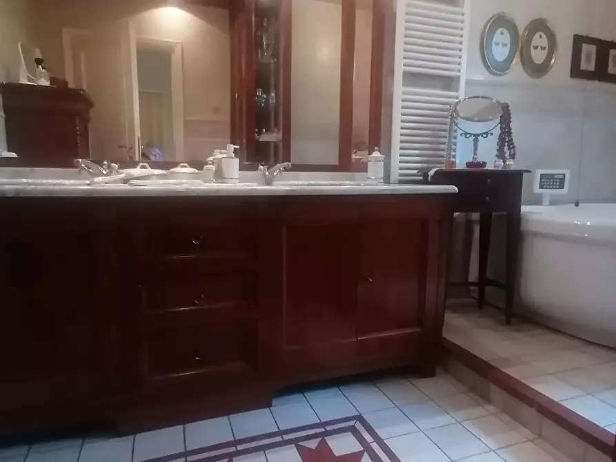 Immagine 32 di Villa in vendita  a Lucca