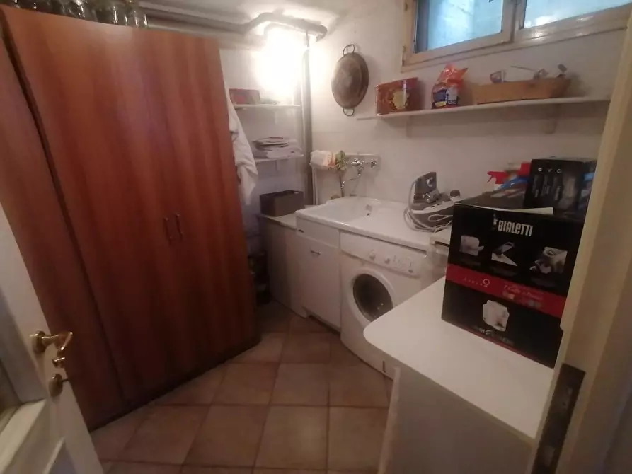 Immagine 13 di Villa in vendita  a Lucca