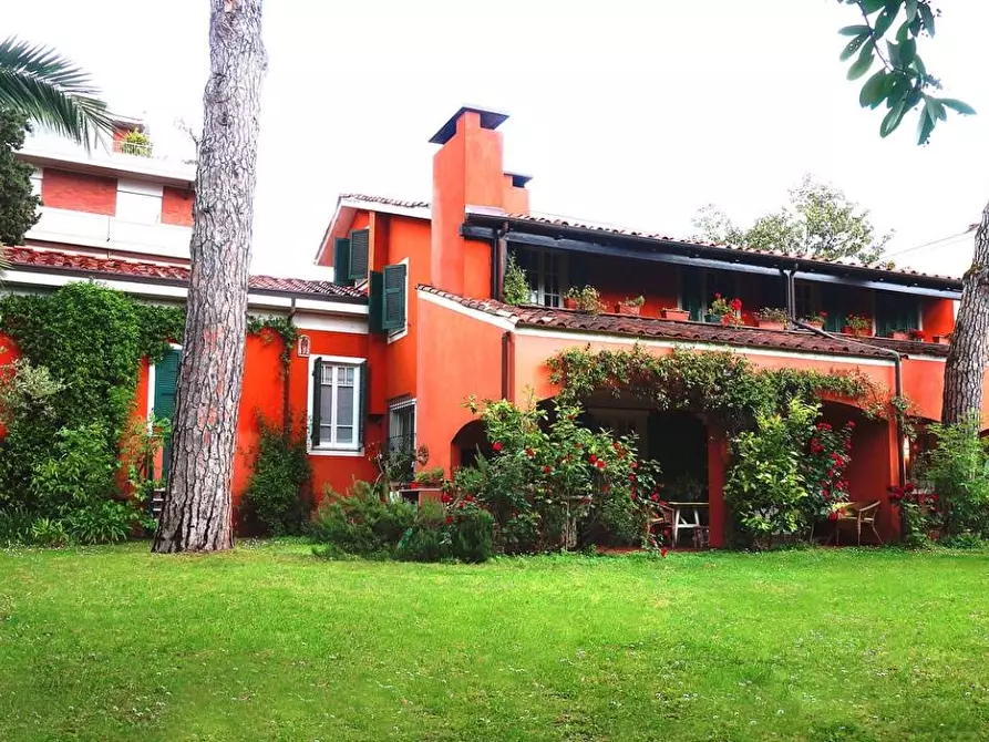 Immagine 16 di Villa in vendita  a Carrara
