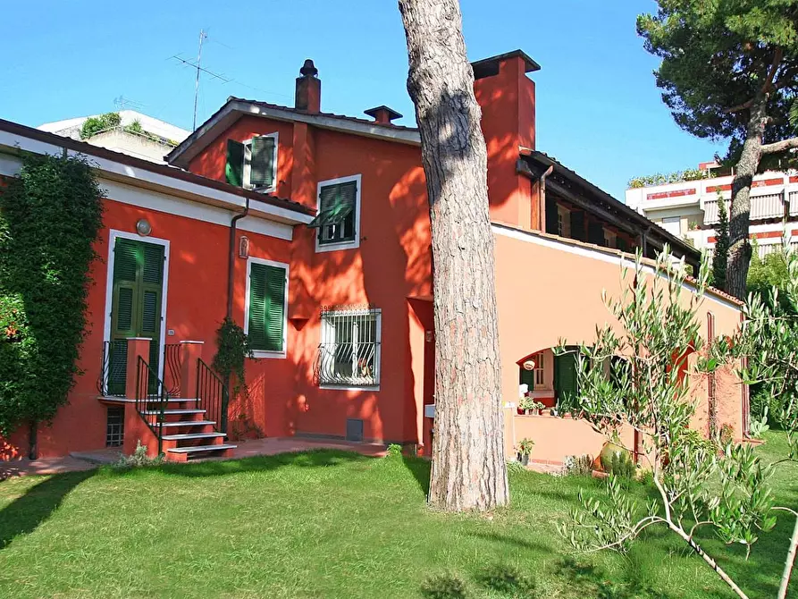 Immagine 2 di Villa in vendita  a Carrara