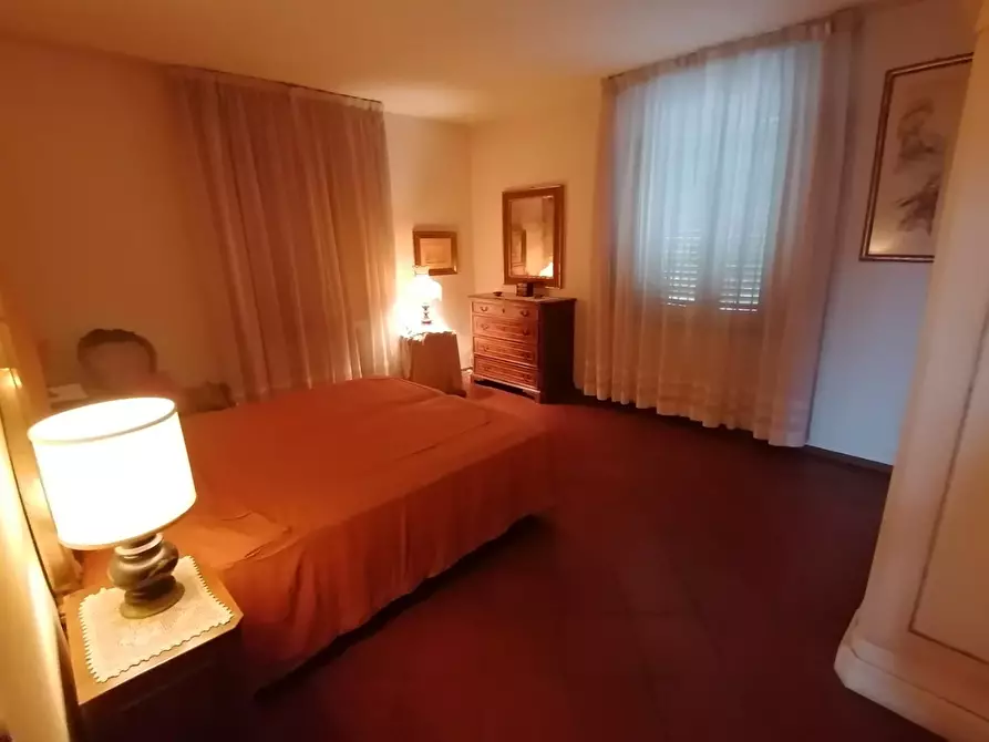 Immagine 12 di Appartamento in vendita  a Lucca