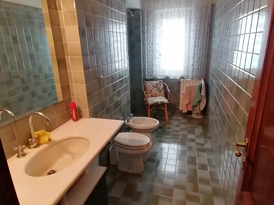 Immagine 11 di Appartamento in vendita  a Lucca