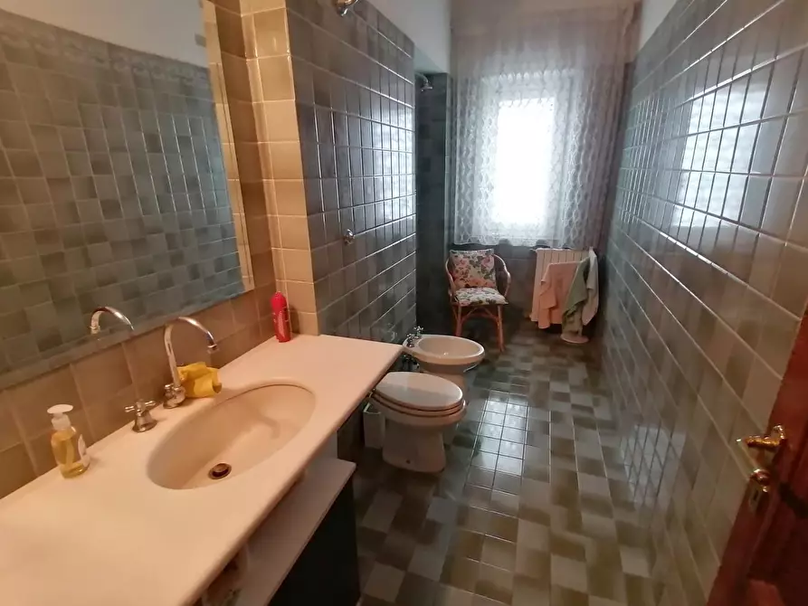 Immagine 10 di Appartamento in vendita  a Lucca