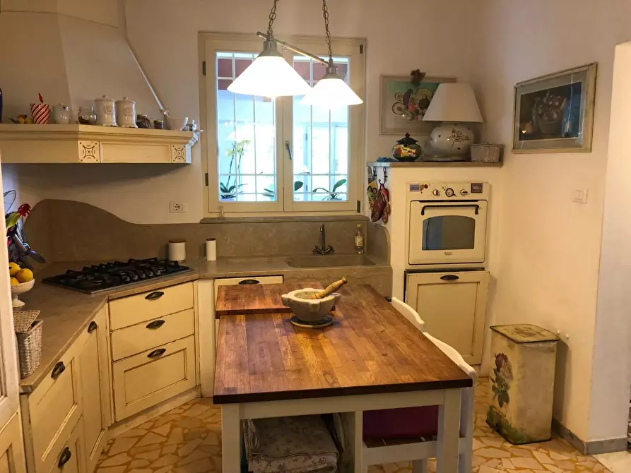 Immagine 8 di Villa in vendita  a Massa