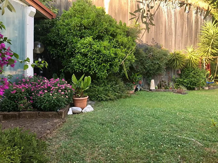 Immagine 39 di Villa in vendita  a Massa