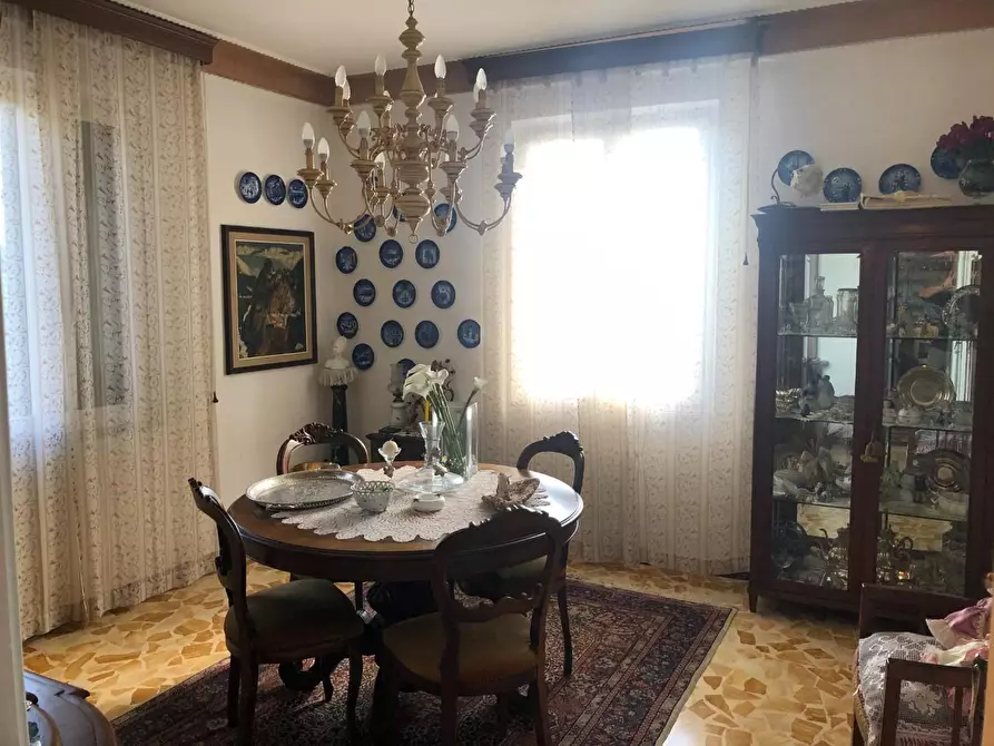 Immagine 11 di Villa in vendita  a Massa