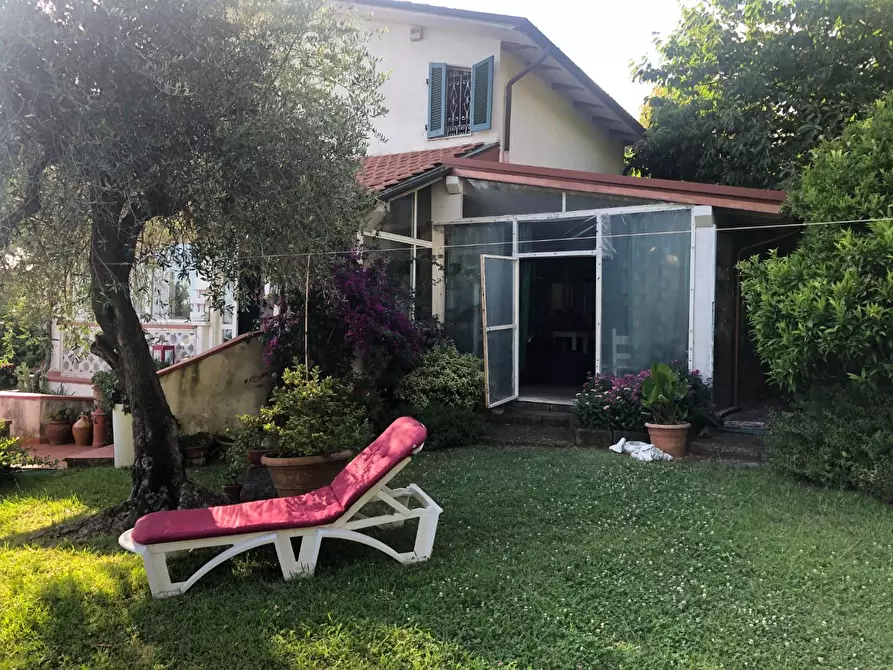 Immagine 2 di Villa in vendita  a Massa